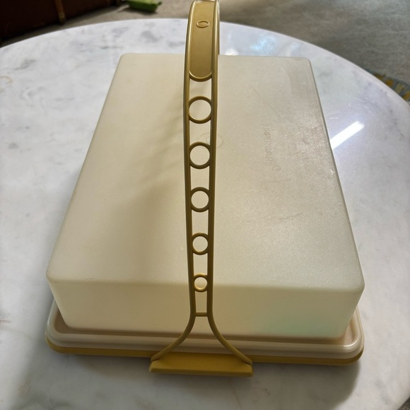 Vintage 70s Tupperware harvest gold 3-piece sheet cake carrier with handle - Picture 2 of 14